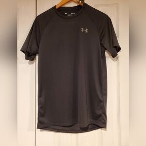 Under Armour Men's Small Black Short Sleeve Shirt Loose Fit NEW Black